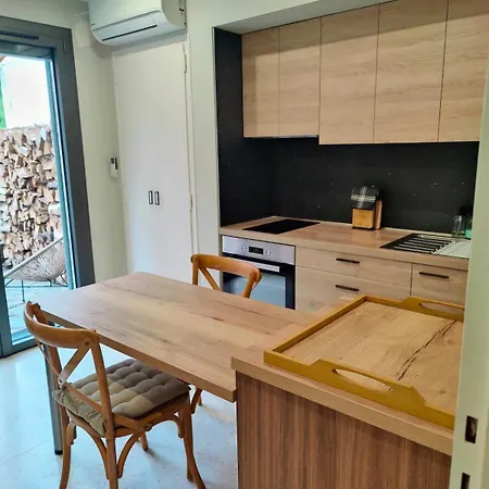 Apartment Coquet Avec Patio Privatif-stationnement Gratuit A Proximite